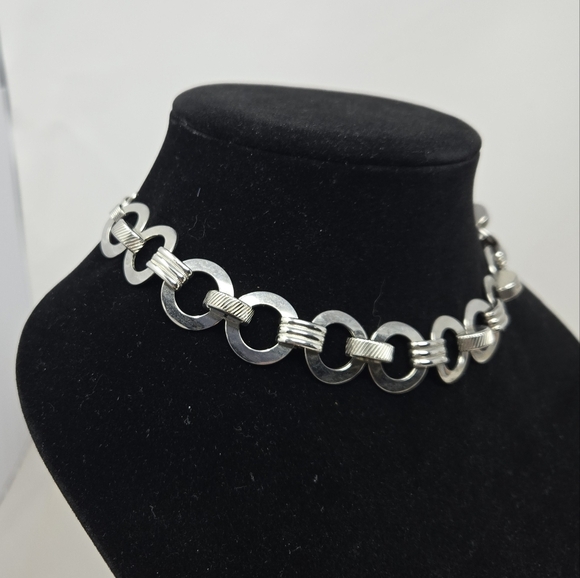 Silver Tone Oval Linked Women's Minimalist Necklace Choker Casual to Night Out - Picture 3 of 6